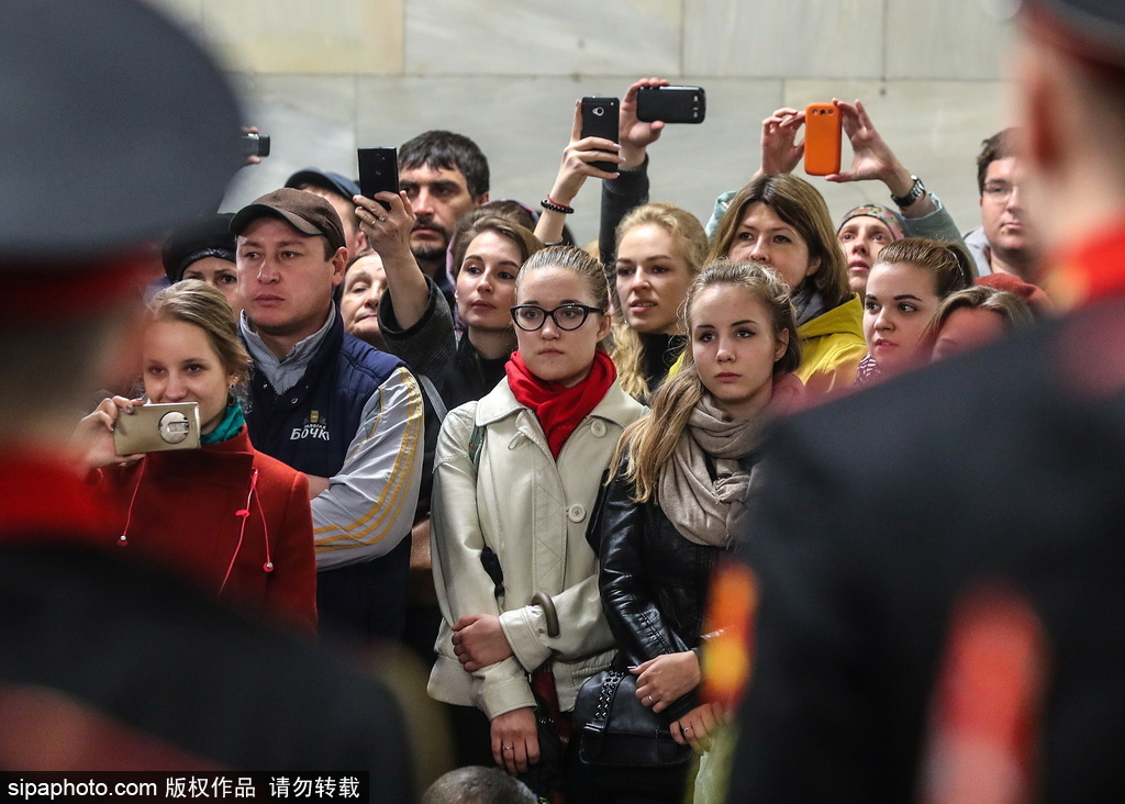 莫斯科軍事音樂學院學員地鐵站“快閃”演出 引乘客圍觀