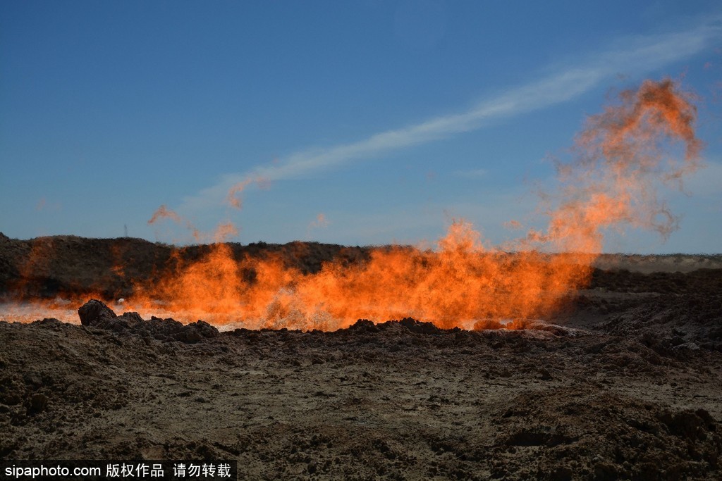 土庫曼斯坦“地獄之火”奇觀 水火也可相容