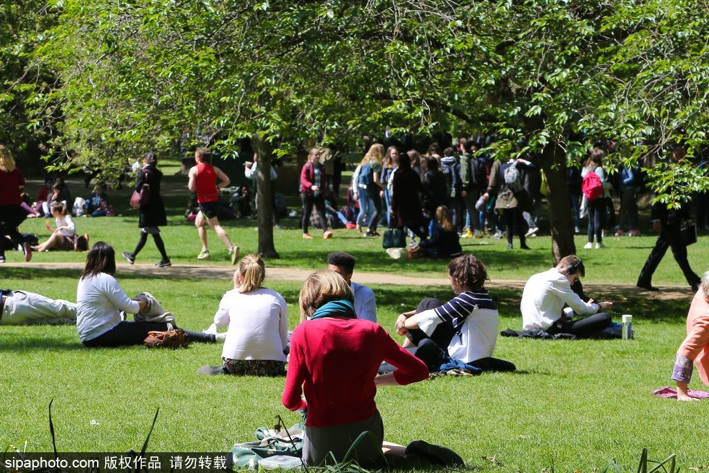 夏初季節 倫敦民眾扎堆聚集公園草地享受日光浴