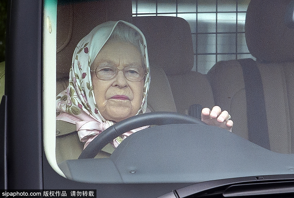 英國皇家溫莎馬展 女王又來“炫車技”