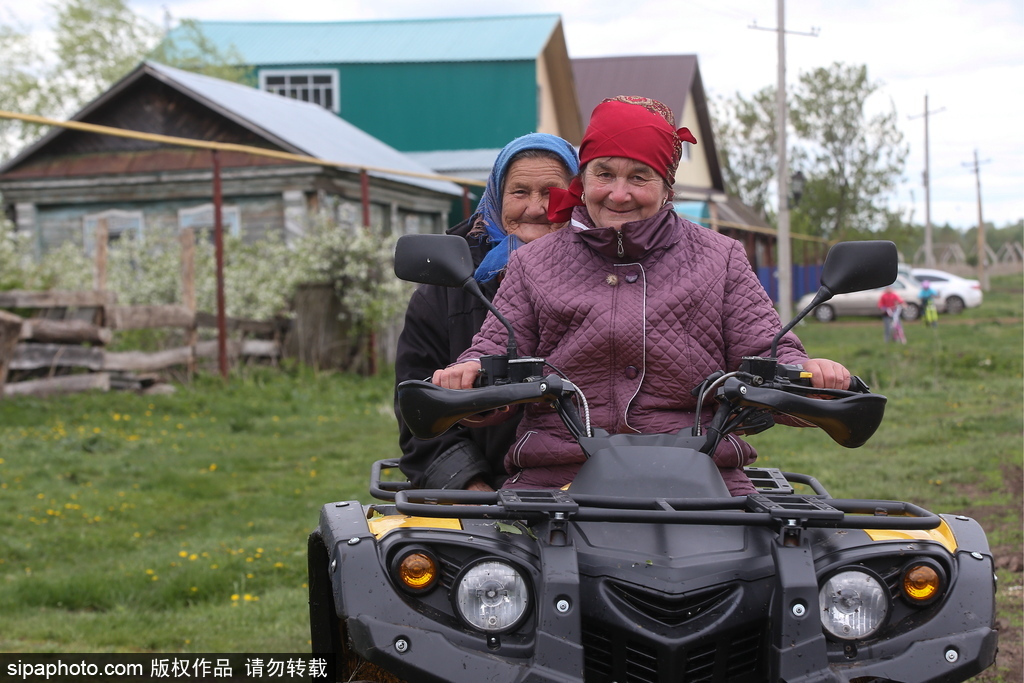 厲害了！俄羅斯老人開全地形車犁地超拉風