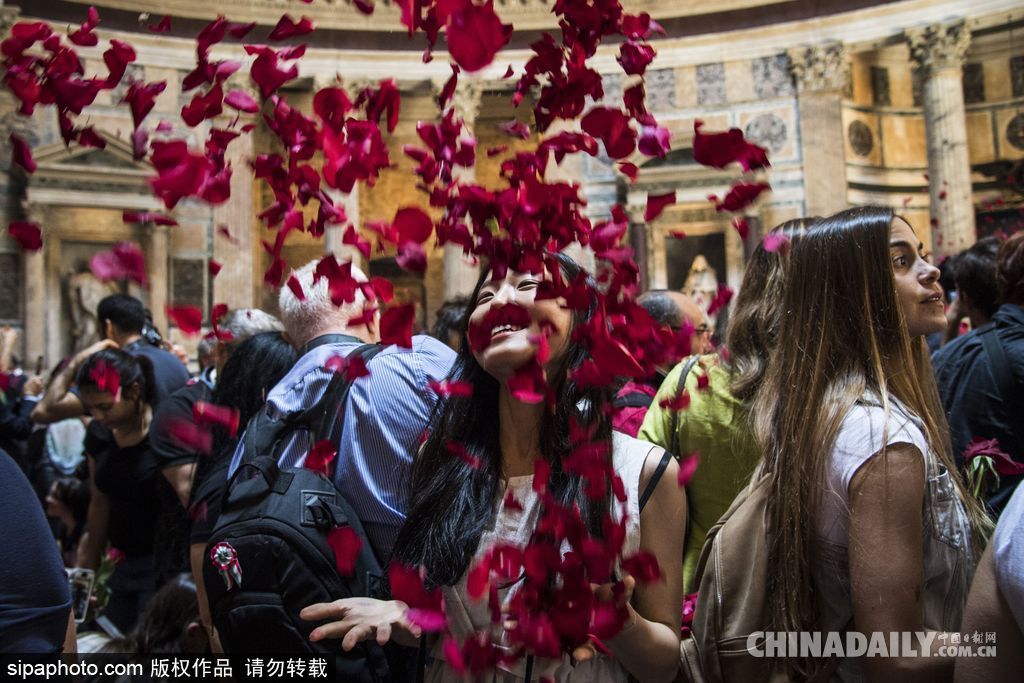 意大利萬神廟五旬節彌撒 揮灑玫瑰花瓣浪漫絕美