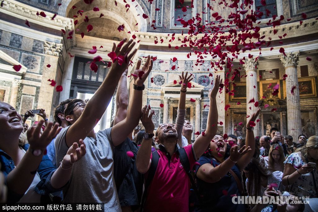 意大利萬神廟五旬節彌撒 揮灑玫瑰花瓣浪漫絕美