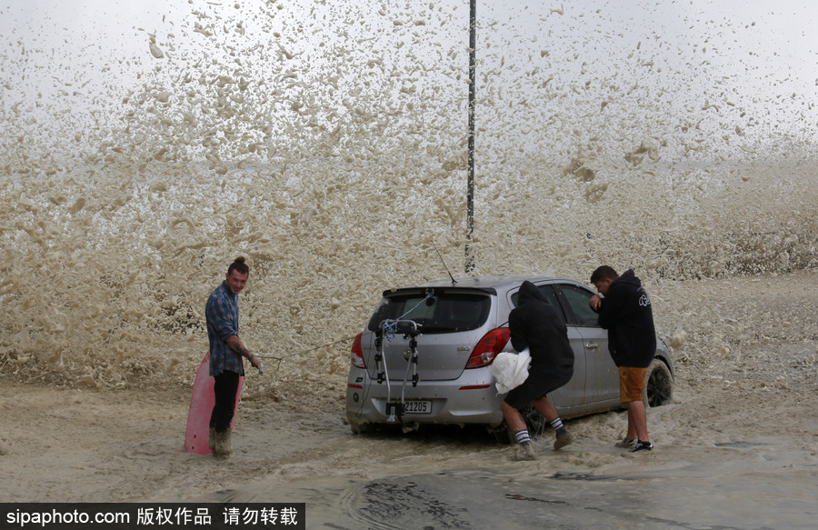 南非遭風暴襲擊 大風掀巨浪席卷街道