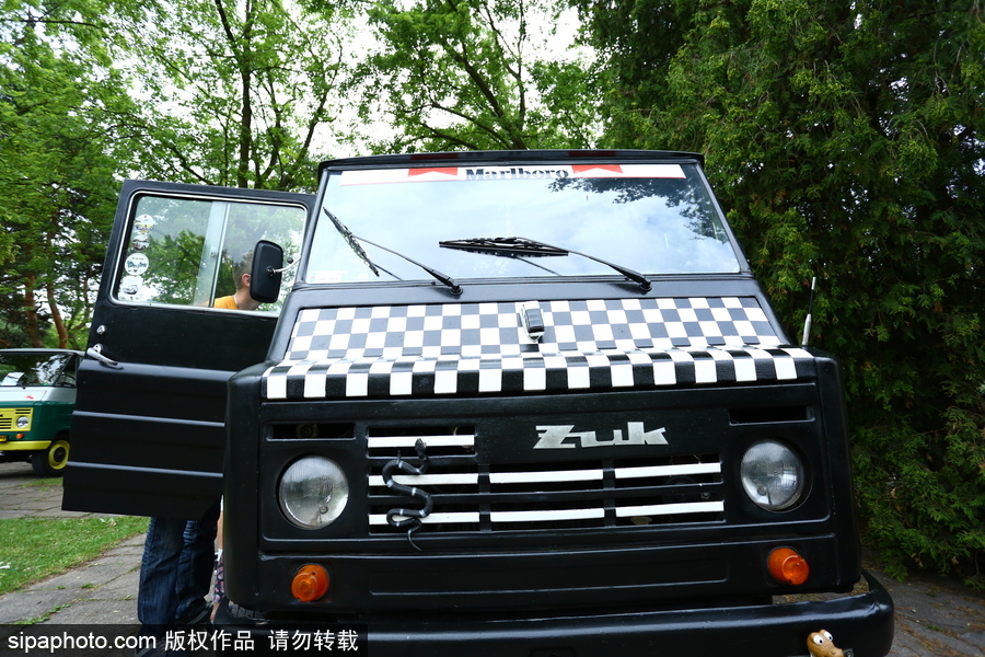 波蘭舉行復(fù)古車展 細(xì)數(shù)經(jīng)典老爺車停留的歲月