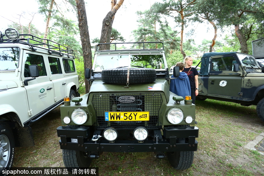 波蘭舉行復(fù)古車展 細(xì)數(shù)經(jīng)典老爺車停留的歲月