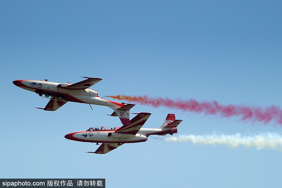 直擊捷克空軍飛行隊精彩飛行表演 整齊劃一翱翔藍天場面壯觀