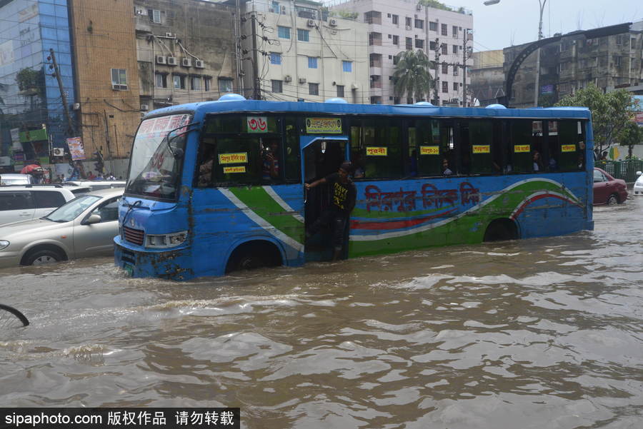 孟加拉國暴雨導致洪水泛濫 街頭交通癱瘓