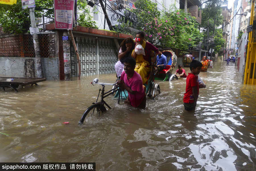 孟加拉國(guó)暴雨導(dǎo)致洪水泛濫 街頭交通癱瘓