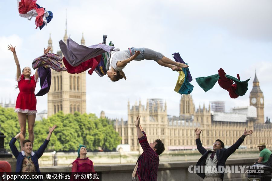 這才叫“放飛自我” 馬戲團成員倫敦街頭上演花式空翻