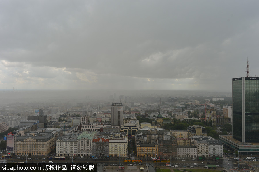 風暴襲擊波蘭首都華沙 城市上空黃沙蔽日