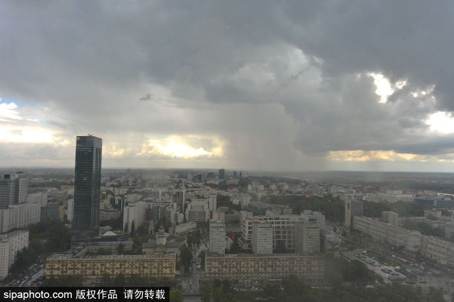 風暴襲擊波蘭首都華沙 城市上空黃沙蔽日