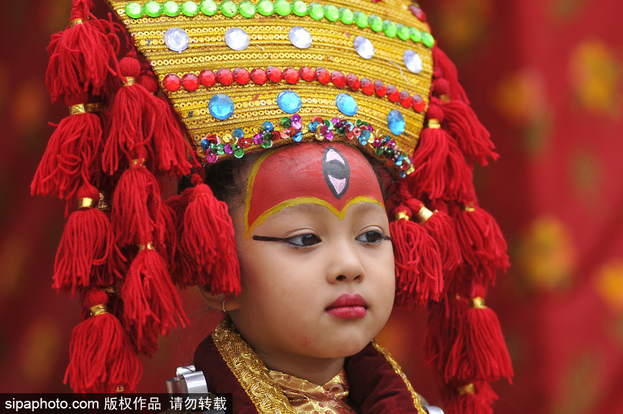 尼泊爾百名女孩精心裝扮化身“活女神” 慶祝庫瑪麗崇拜節