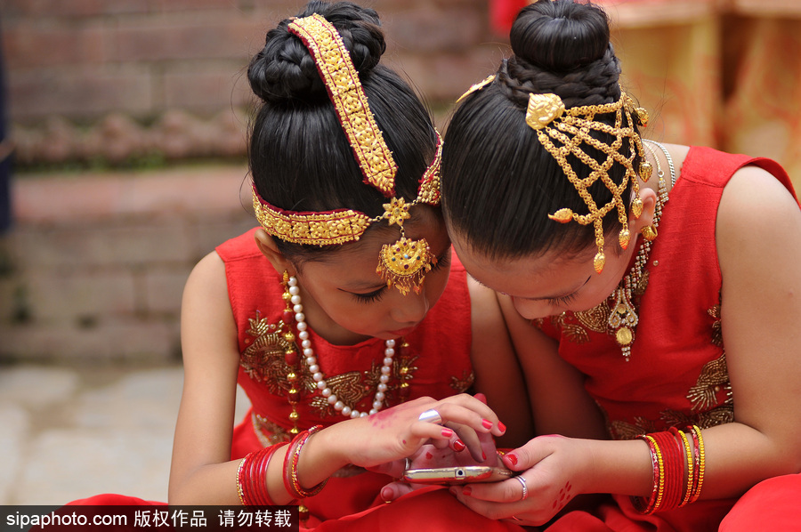 尼泊爾百名女孩精心裝扮化身“活女神” 慶祝庫瑪麗崇拜節