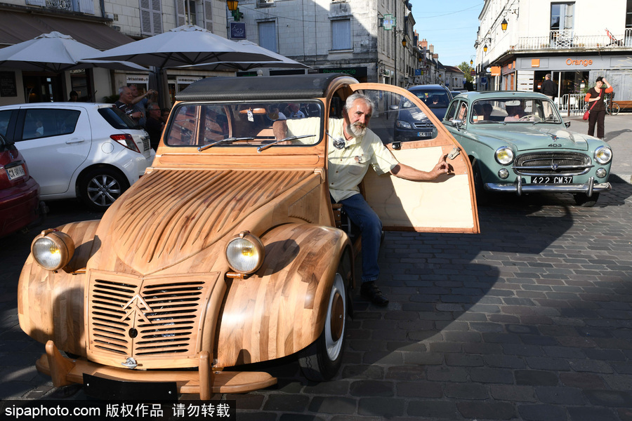 法國退休木工手工打造木制老爺車 自帶引擎上路超拉風