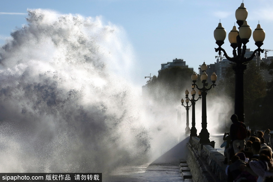 風暴襲擊雅爾塔掀起巨浪 民眾淡定圍觀