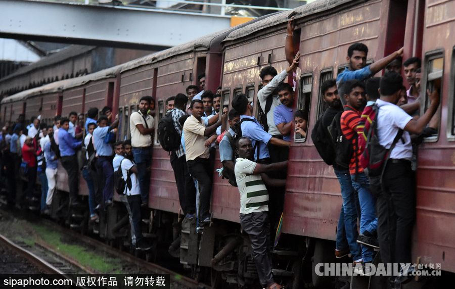 斯里蘭卡全國鐵路大罷工 乘客“掛火車”人滿為患