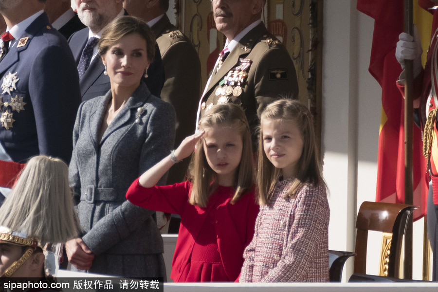 西班牙舉行閱兵活動慶祝國慶日 兩名小公主甜美可人