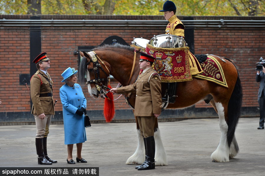 英國女王伊麗莎白二世到訪騎兵隊 身著天藍色風衣面露微笑