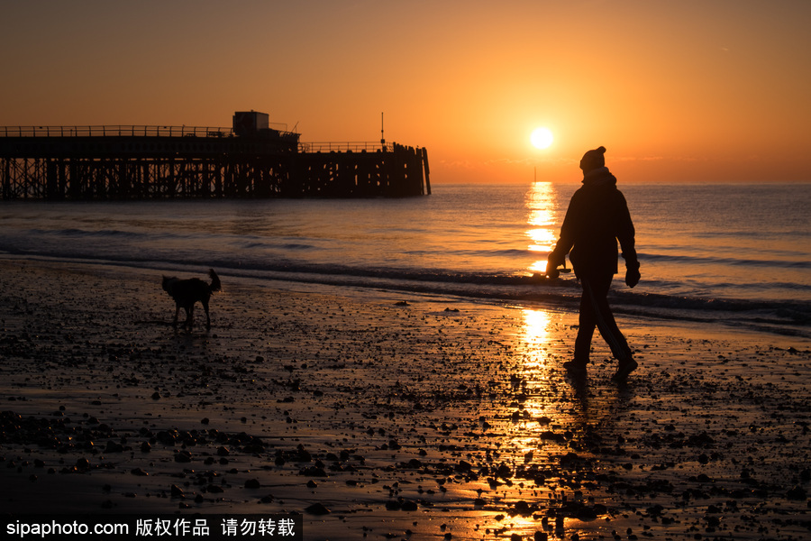 英國漢普郡海邊日出 日光柔和靜謐十足