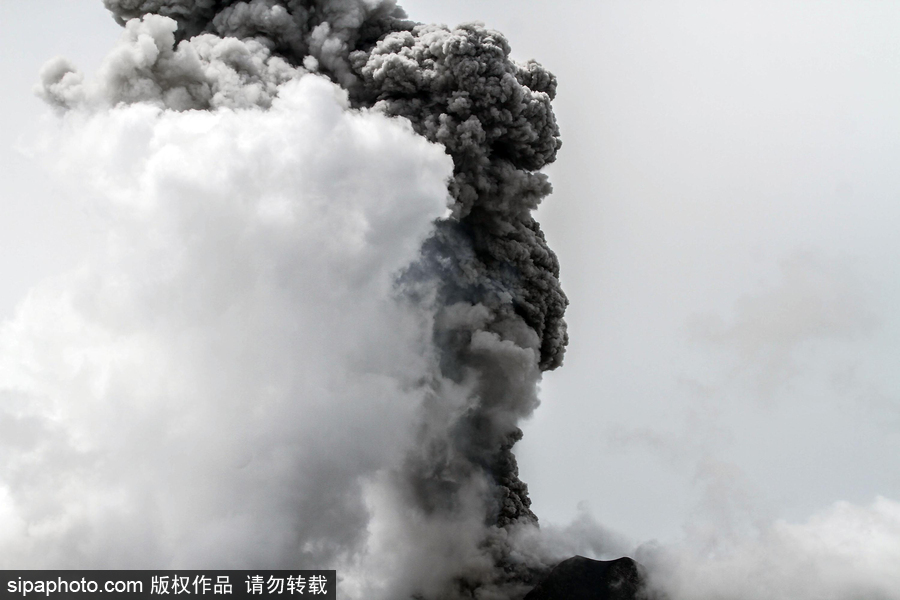 印尼錫納朋火山猛烈噴發(fā) 黑白“煙幕”鋪天蓋地