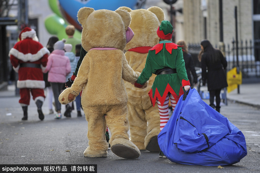 英國舉行年度“玩具大游行” 數百卡通人物大鬧街頭