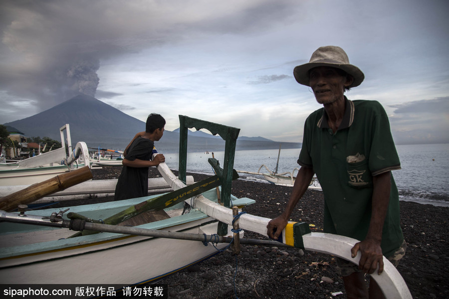 阿貢火山噴出大量濃煙 印尼巴厘島發紅色警報