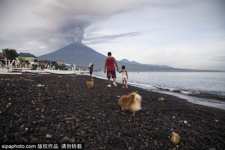 阿貢火山噴出大量濃煙 印尼巴厘島發(fā)紅色警報