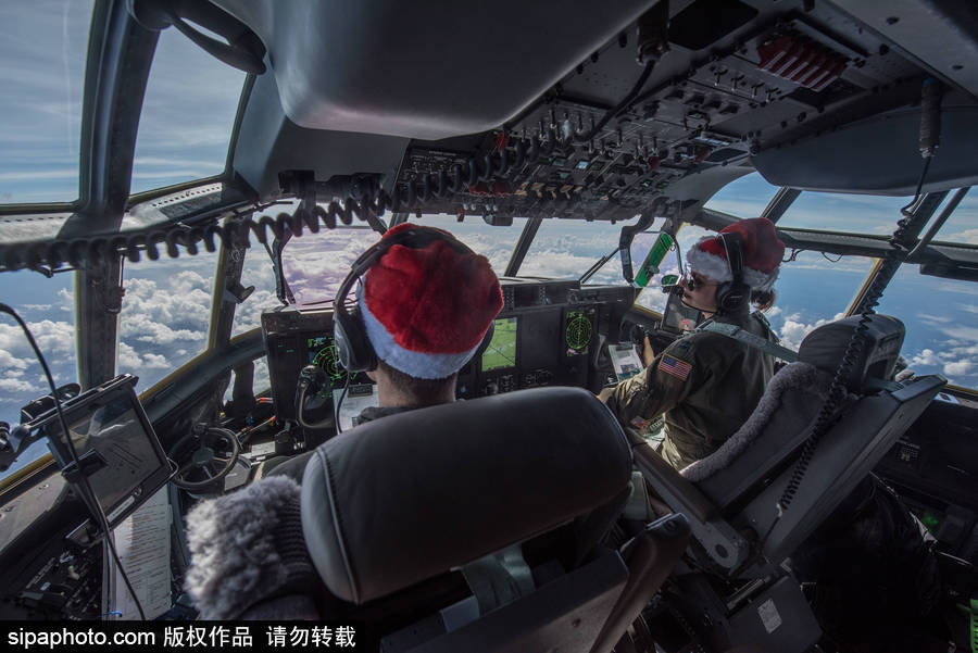 禮物從天而降！美國空軍向西太平洋島國空投“圣誕大禮包”