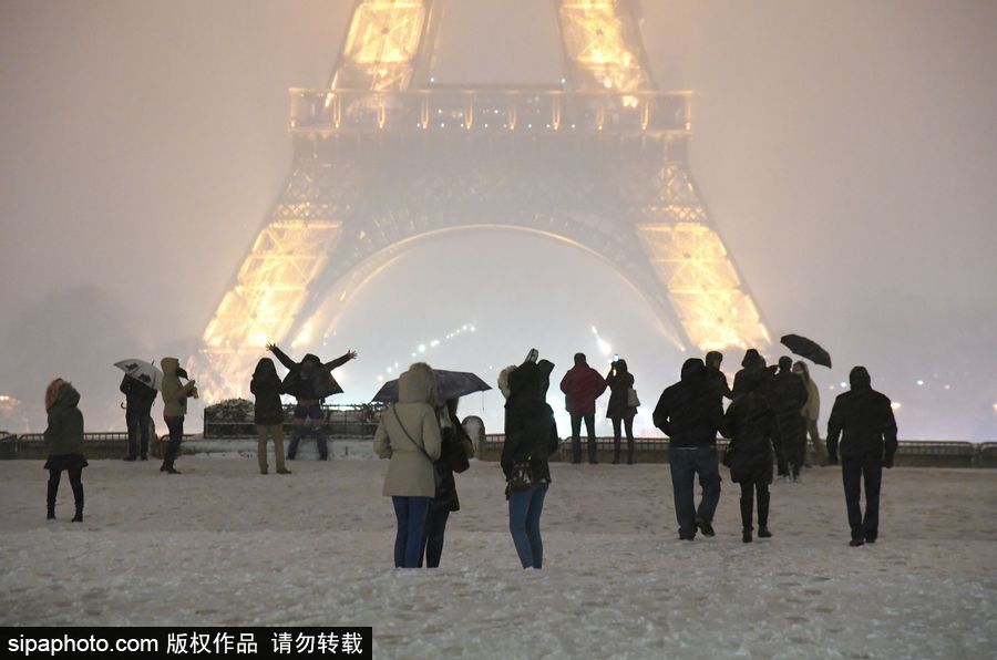 雪中巴黎埃菲爾鐵塔 如夢似幻浪漫十足