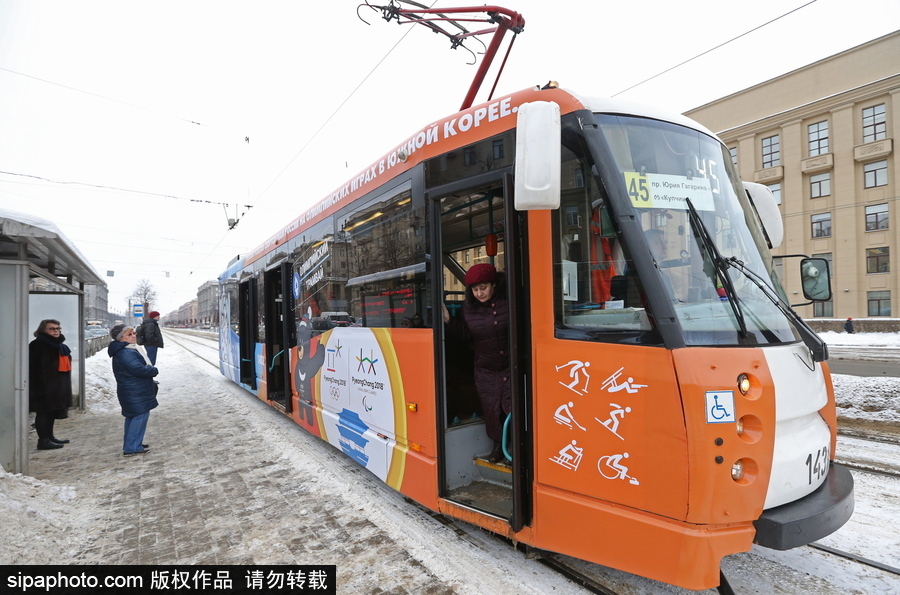 2018平昌冬奧會主題公交車現身圣彼得堡街頭十分矚目