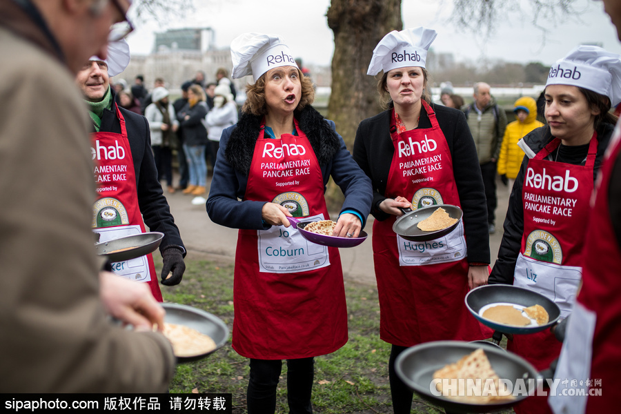 “煎餅俠”？英國舉行趣味煎餅跑