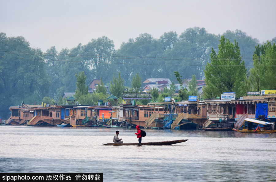 恍若置身江南煙雨中！印度漁民雨中泛舟詩意綿綿