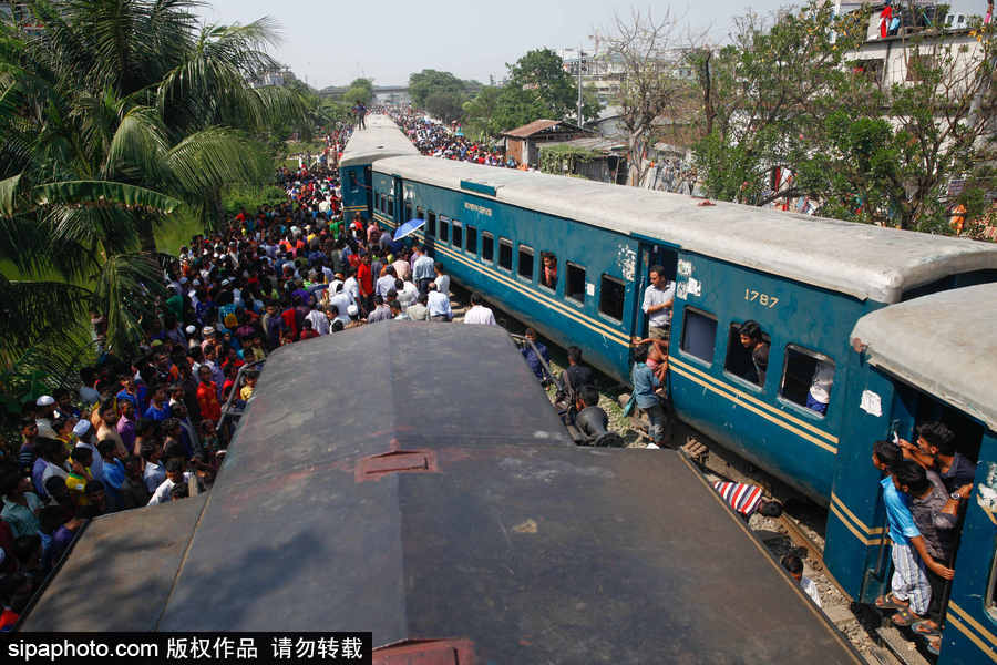 孟加拉國達卡郊區一輛火車脫軌 列車扭曲成“S”形