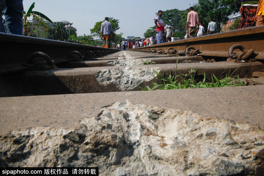 孟加拉國達卡郊區一輛火車脫軌 列車扭曲成“S”形