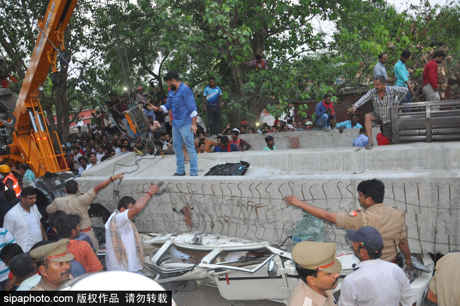 印度火車站一在建天橋倒塌 造成18人死亡數人被困