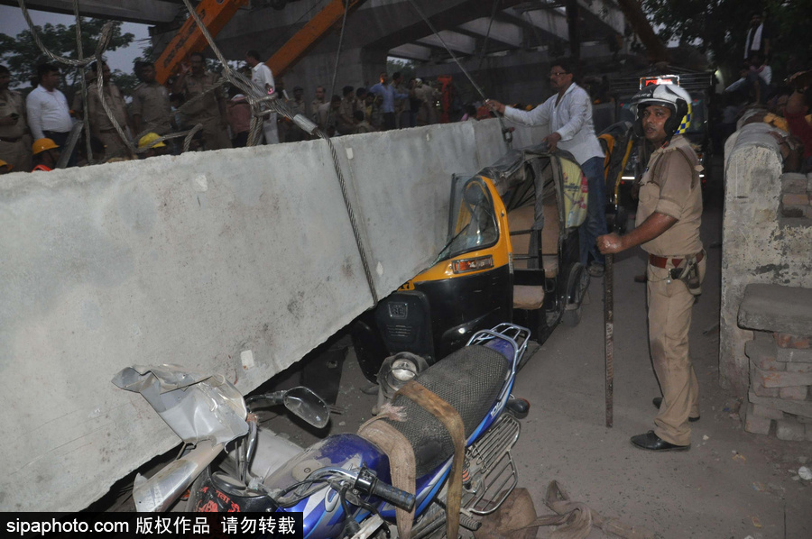 印度火車站一在建天橋倒塌 造成18人死亡數人被困