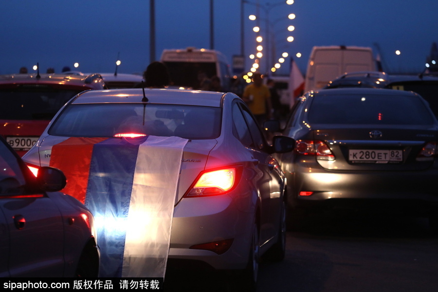 俄羅斯克里米亞大橋通車 民眾駕車通行慶祝