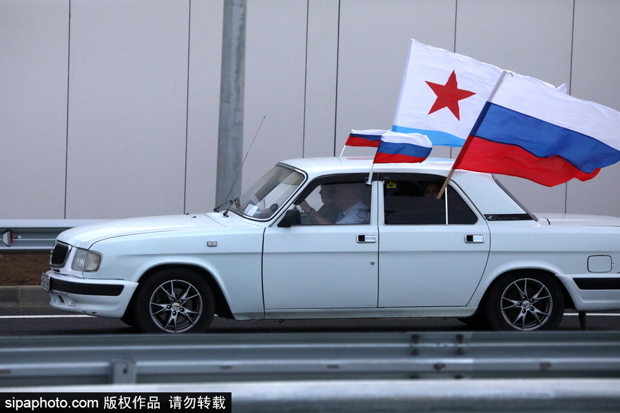 俄羅斯克里米亞大橋通車 民眾駕車通行慶祝