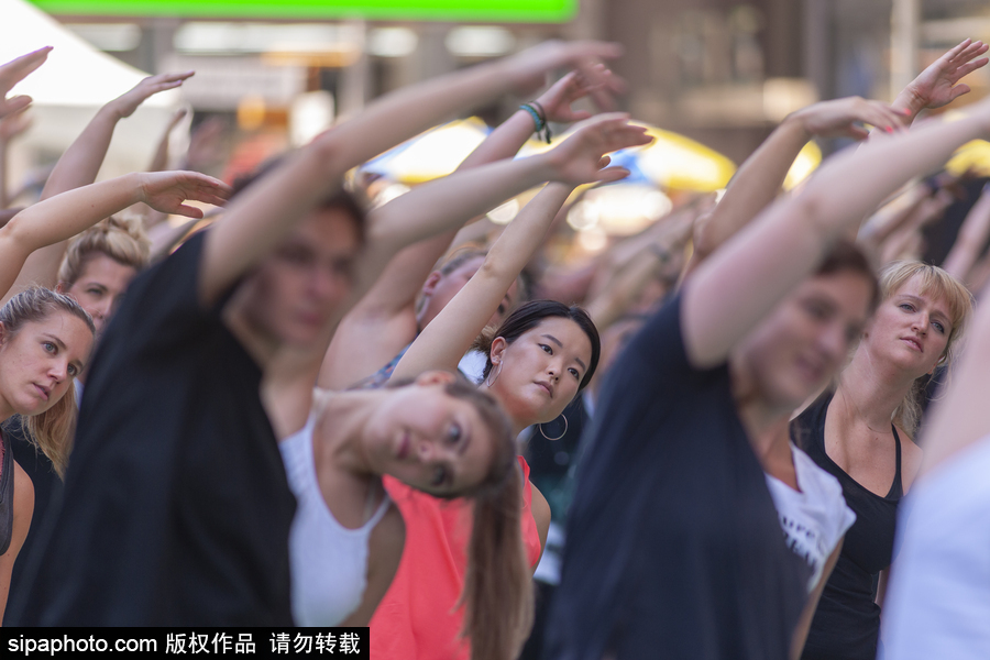 美國紐約時代廣場上演集體瑜伽 慶祝國際瑜伽日