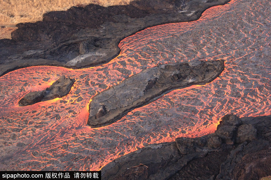 根本停不下來 美國基拉韋厄火山巖漿成“紅色河流”