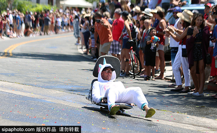 成年人也瘋狂！美國圣克萊門特居民舉辦驅動式辦公椅比賽