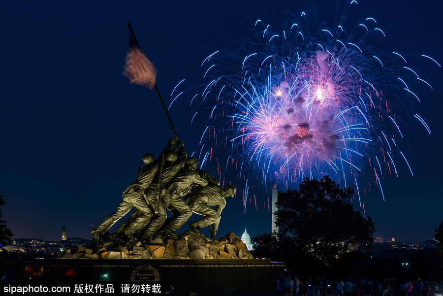 華盛頓獨(dú)立日當(dāng)天上演震撼煙花秀 流光四溢璀璨唯美