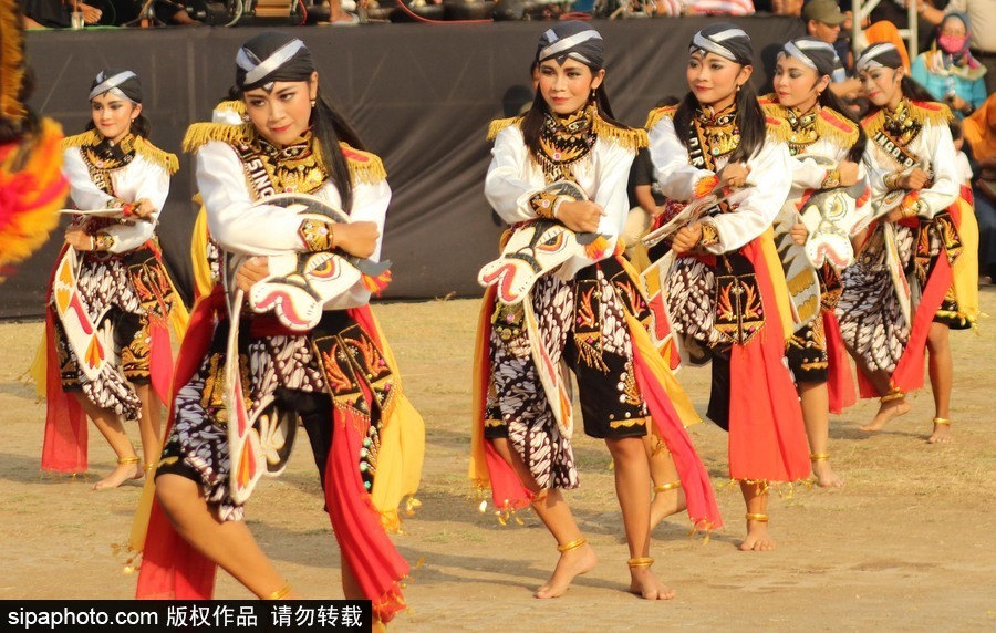 印度尼西亞：野性與傳統的結合！茉莉芬市特色舞蹈表演熱鬧非凡